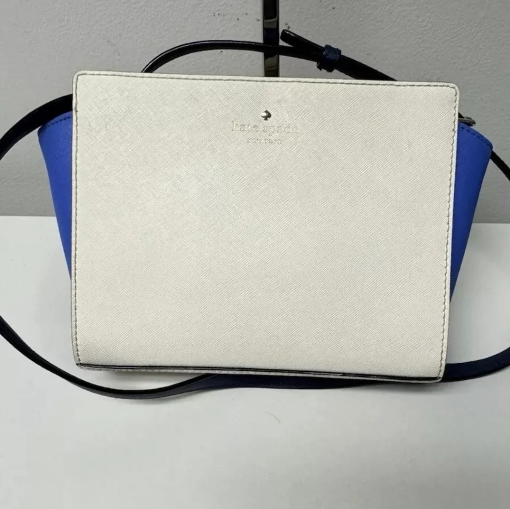 Elegant White Crossbody Bag in Leather-like Material